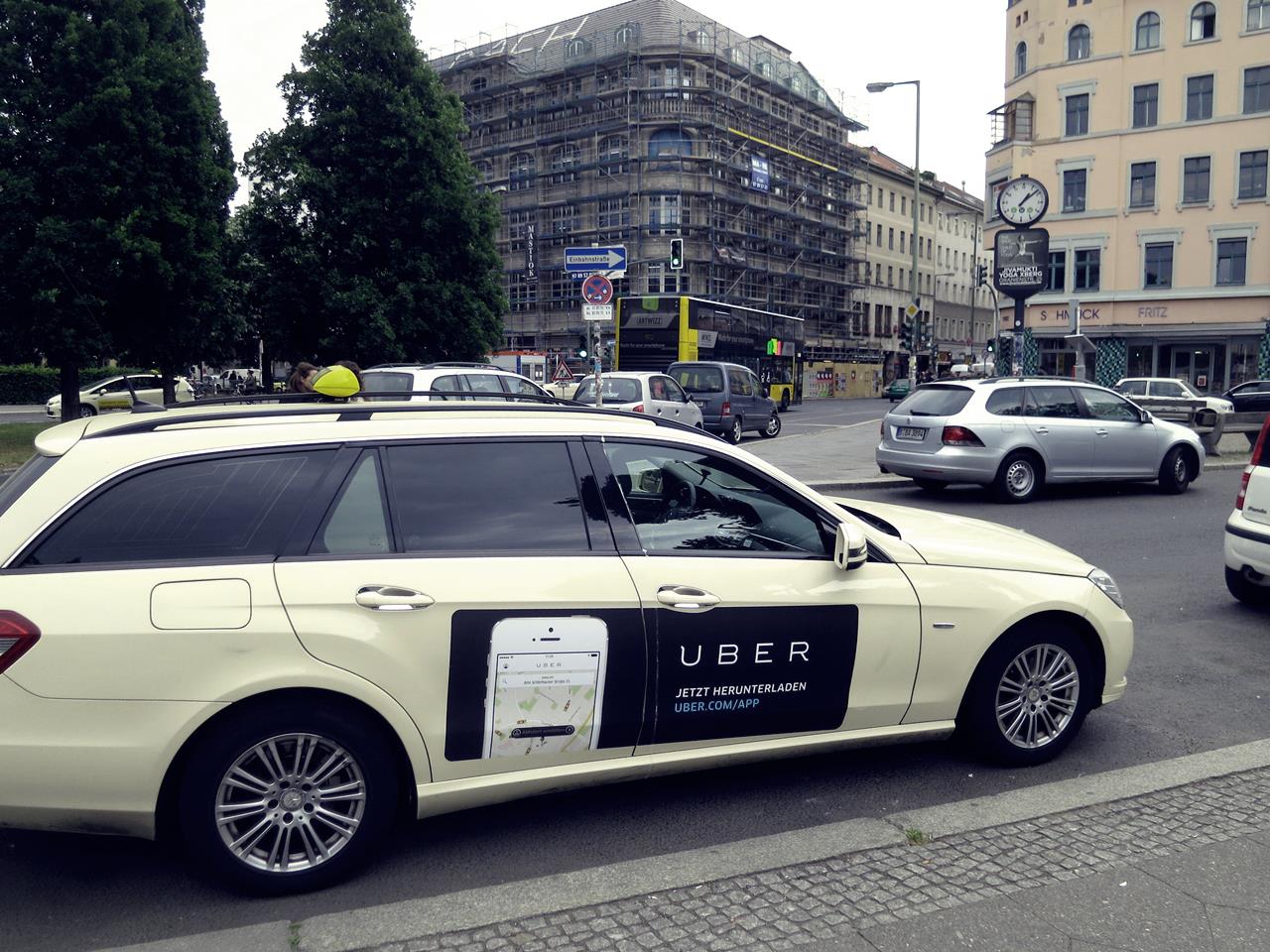 Reclama pentru Uber lipită pe un taxi