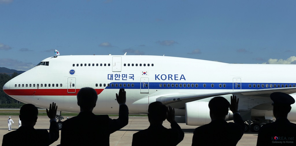 Oficiali sud-coreeni salută avionul prezidențial al lui Park Geun-hye